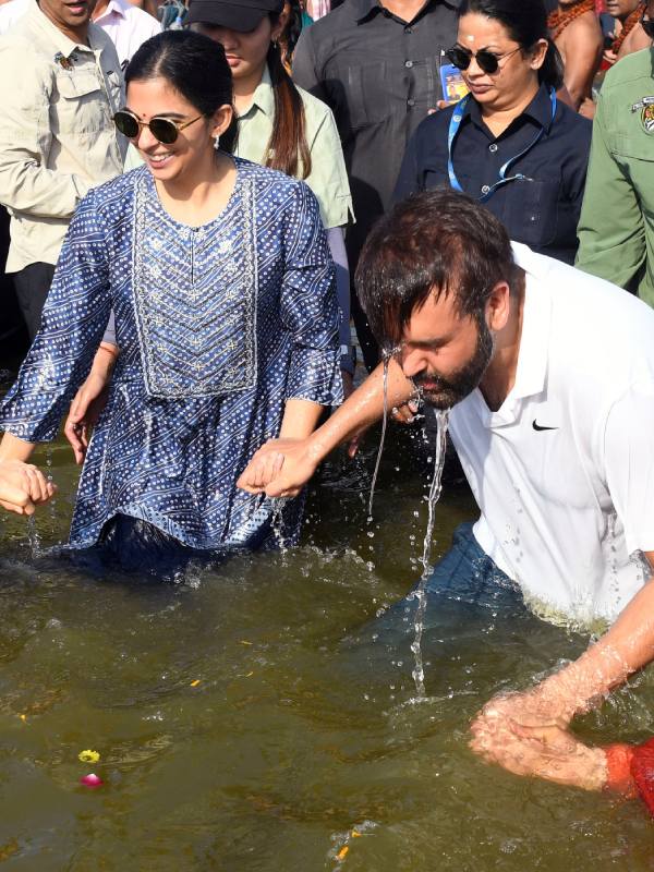 কুম্ভস্নানের সময় পরেছিলেন একটি নীলের উপর সাদা ছাপের রাজস্থানের বাঁধনি কাজের কুর্তা। 