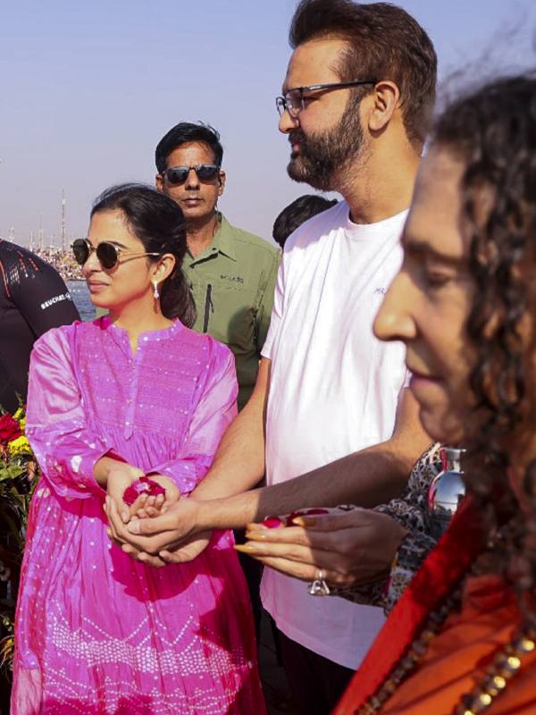 দু’টি পোশাকেই ইশাকে সুন্দর দেখাচ্ছে বলে রায় দিয়েছেন নেটাগিরেকরা।