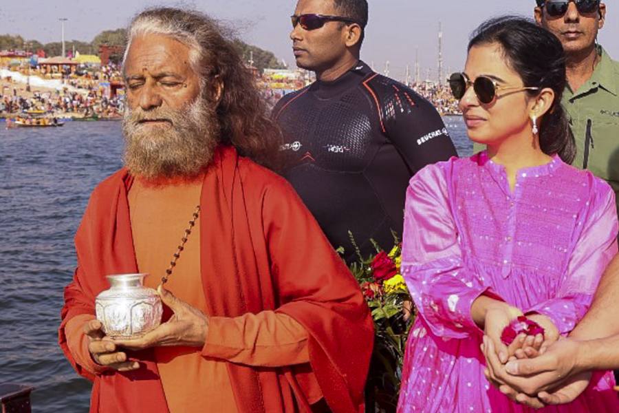 What Isha Ambani wore in Mahakumbh 2025 holy dip dgtl
