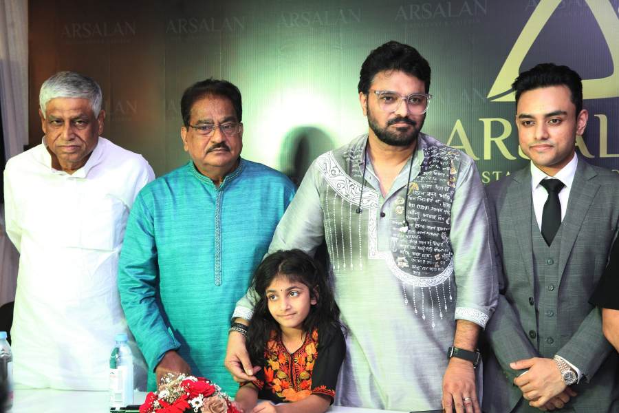 নতুন রেস্তরাঁর উদ্বোধনে আর্সালান পারভেজ়ের (ডান দিকে শেষে) সঙ্গে স-কন্যা মন্ত্রী বাবুল সুপ্রিয়  এবং আব্দুল মান্নান (বাঁ দিকে প্রথমে)। 