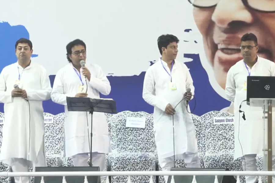 নেতাজি ইন্ডোরের মঞ্চে সাংস্কৃতিক অনুষ্ঠানের দৃশ্য।