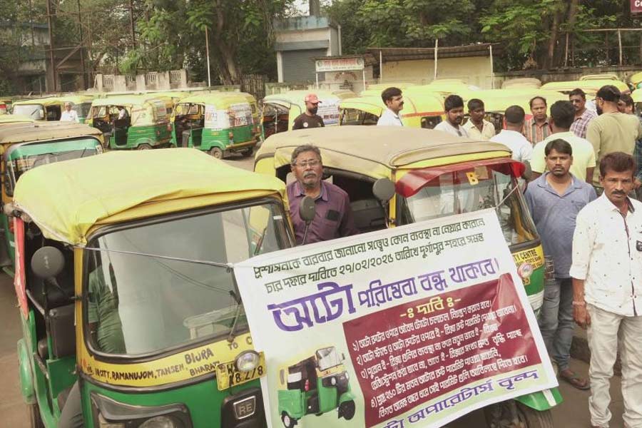 The auto drivers stopped the service in Durgapur by complaining against Toto