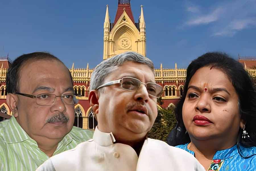 (বাঁ দিক থেকে) শোভন চট্টোপাধ্যায়, কল্যাণ বন্দ্যোপাধ্যায় এবং রত্না চট্টোপাধ্যায়।
