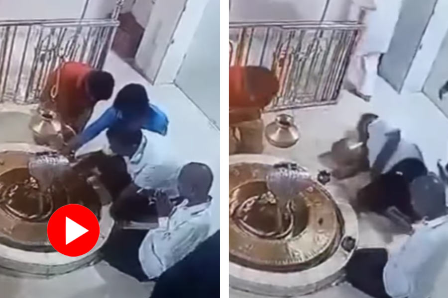 Video of man suffered heart attack while worshiping lord Shiva