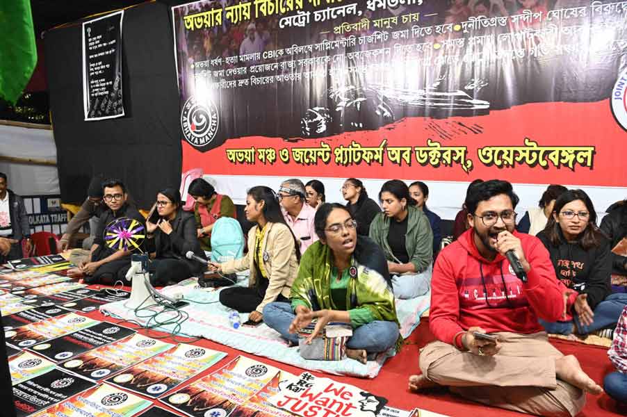 অতঃপর: আর জি কর ঘটনার বিচারের দাবিতে পুনর্বার ধর্নায় জয়েন্ট ফোরাম অব ডক্টর্স-এর সদস্যরা, কলকাতা, ২২ ডিসেম্বর।