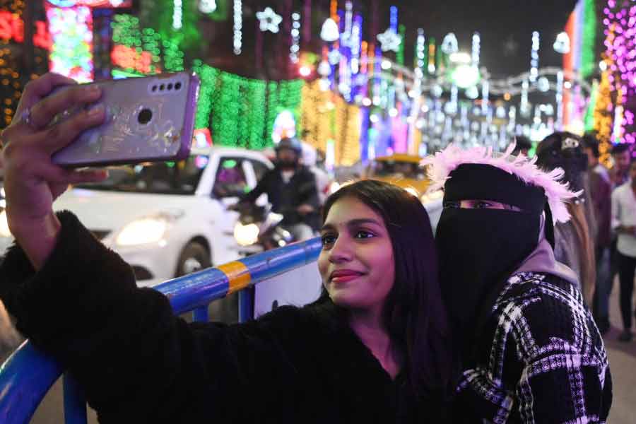 The New Year's crowd was kept under control by the police in Park street