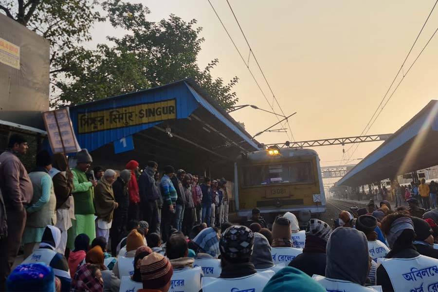 Howrah Singur local returns to Howrah instead of Tarakeswar amidst protest led by Becharam Manna dgtld