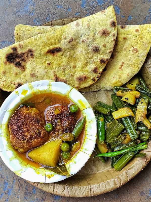 কলাই রুটির সঙ্গে মরসুমি সব্জি।