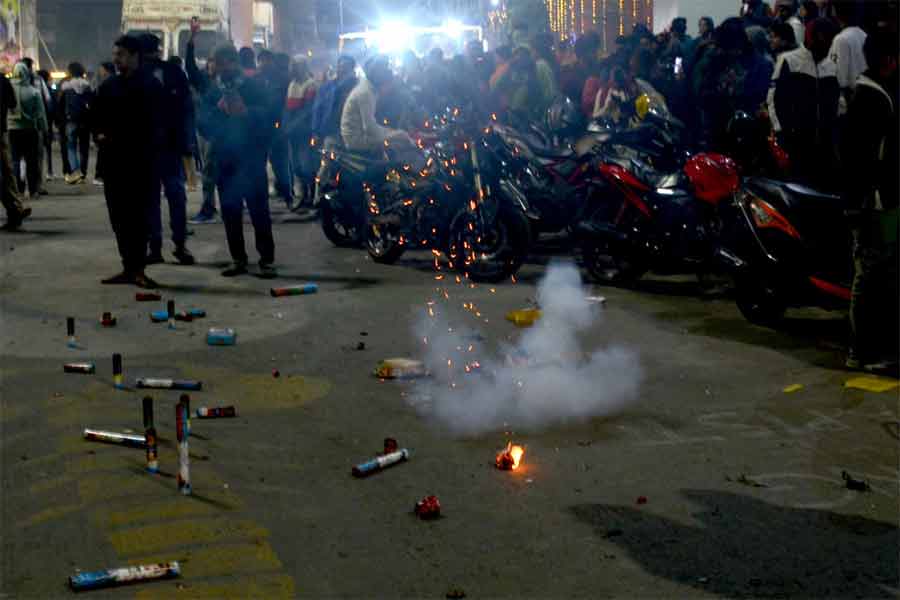 বর্ষবরণের মধ্যরাতে দেদার শব্দবাজি ফাটল বনগাঁয়।