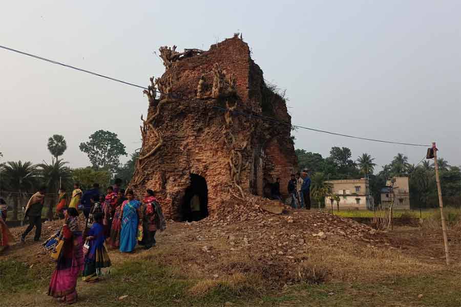 উদয়নারায়ণপুর রায়বাঘিনী রানী ভবশঙ্করী স্মৃতি পর্যটন কেন্দ্র রাজবাড়ীর গৃহদেবতা গোপীনাথ জিউ মন্দির দেখতে মানুষের ভিড়।