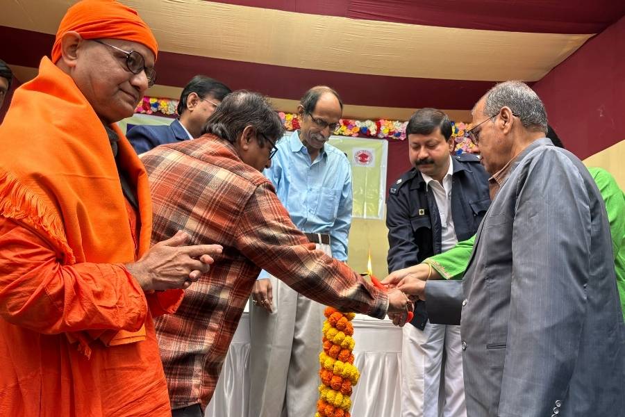 প্রদীপ জ্বালিয়ে শততম বর্ষের সূচনা দ্য পার্ক ইনস্টিটিউশন স্কুলে।