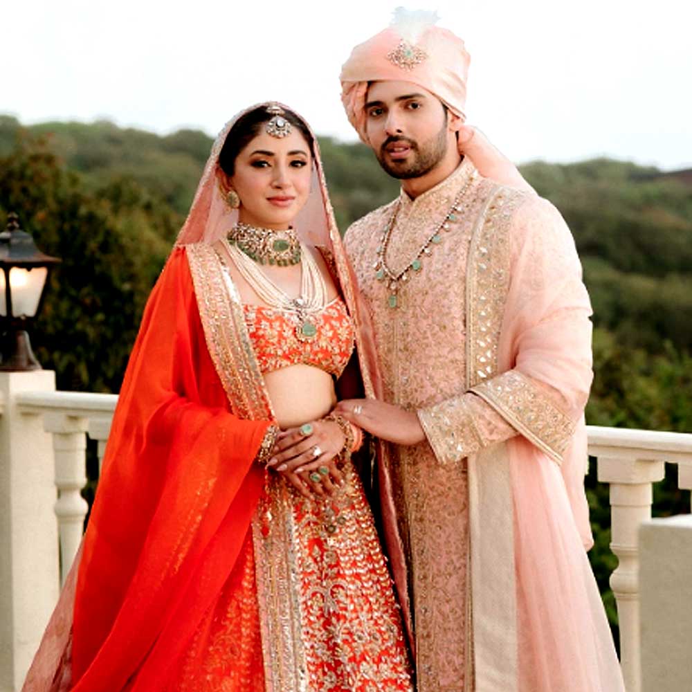 বৃহস্পতিবার সাত পাকে বাঁধা পড়লেন বলিউডের জনপ্রিয় সঙ্গীতশিল্পী আরমান মালিক। দীর্ঘ দিনের প্রেমিকা আশনা শ্রফকে বিয়ে করলেন তিনি। সমাজমাধ্যমে বিয়ের ছবি ভাগ করে নিয়ে আরমান লিখলেন, “তু হি মেরা ঘর”।