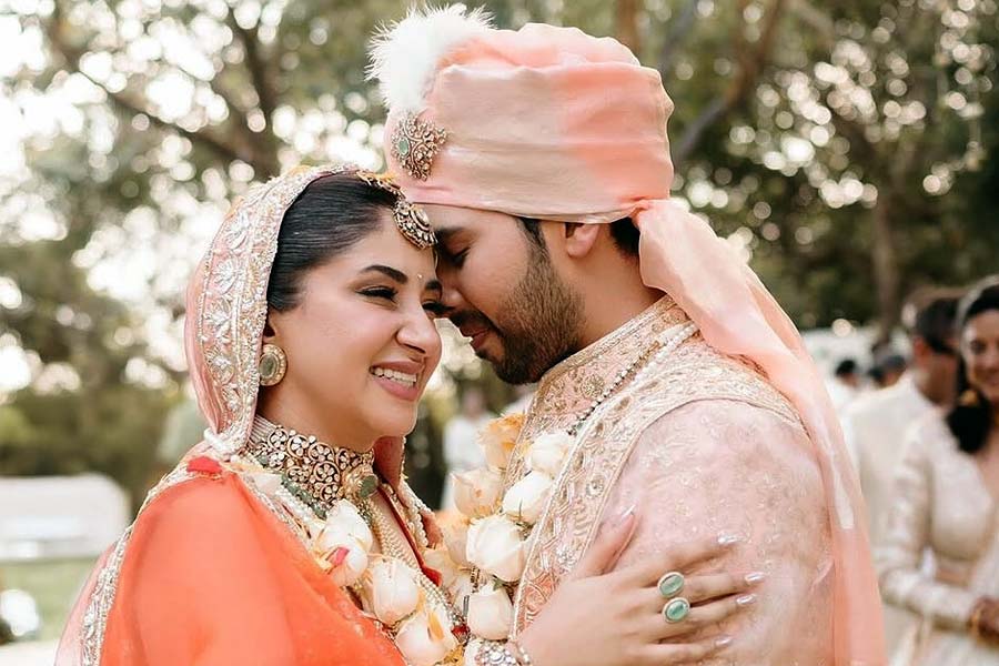 আরমান এবং আশনার পরনে ছিল সাবেক সাজ। আশনা পরেছিলেন কমলা রঙের লেহঙ্গা ও তাঁর সঙ্গে মানানসই পান্নাখচিত গয়না। অন্য দিকে আরমান পরেছিলেন পিচ রঙের শেরওয়ানি। আত্মীয় এবং ঘনিষ্ঠ পরিজনদের সাক্ষী রেখে বিয়ে সারেন দু’জন।