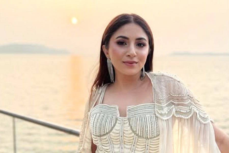 ১৯৯৩ সালের অগস্ট মাসে মহারাষ্ট্রের মুম্বইয়ে জন্ম আশনার। শৈশবে আশনার বাবা-মায়ের বিবাহবিচ্ছেদ হয়ে যায়। ছোট থেকে মায়ের কাছেই বড় হয়েছেন তিনি।