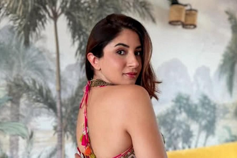 আশনার মা কিরণশ্যাম শ্রফ কয়েকটি হিন্দি ছবির চিত্রনাট্য লেখালেখি এবং প্রযোজনার সঙ্গে যুক্ত ছিলেন। ‘বাবুমশাই বন্দুকবাজ’, ‘জোগিরা সারা রা রা’, ‘কুন ফায়া কুন’-এর মতো ছবির সঙ্গে যুক্ত ছিলেন তিনি।