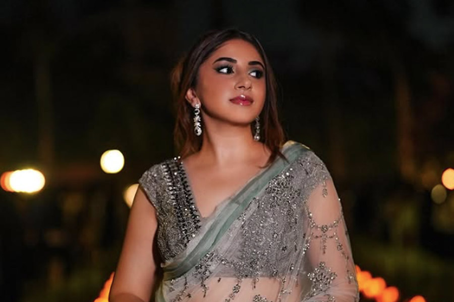 ফ্যাশন নিয়ে পড়ার জন্য লন্ডনে যান আশনা। ডিগ্রি অর্জনের পর মুম্বইয়ে ফিরে যান। ২০১৩ সালে অনলাইন মাধ্যমে ব্যবসাও শুরু করেন আশনা।