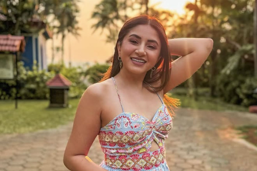 কানাঘুষো শোনা যায়, কিরণশ্যাম চাইতেন না যে তাঁর কন্যা আর্টস নিয়ে পড়াশোনা করুক। মায়ের ইচ্ছাপূরণ করতে স্কুলে চাকরি করতে শুরু করেন আশনা। দু’বছর পর সেই চাকরি ছেড়েও দেন তিনি।