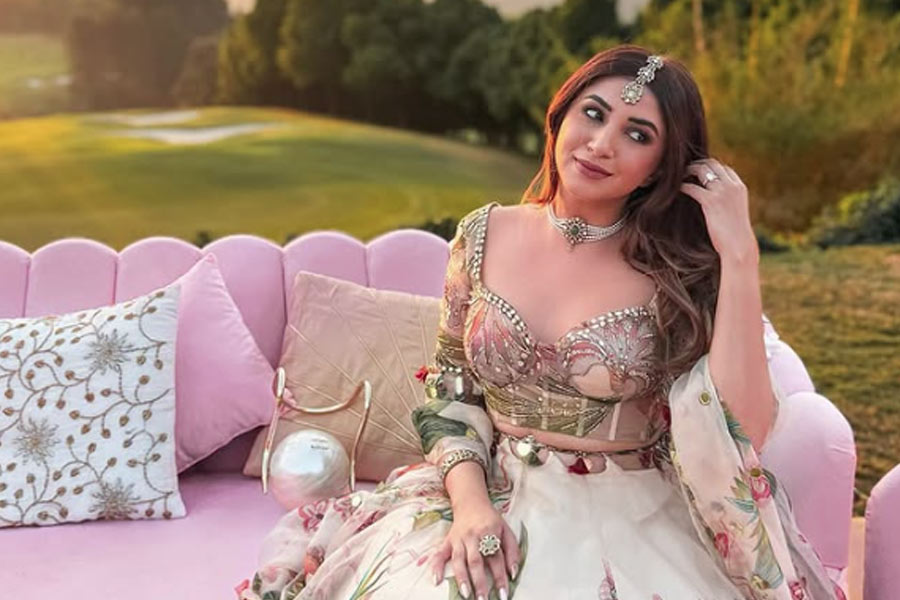 বলিপাড়ার গুঞ্জন, সিদ্ধান্ত নামে এক চিত্রগ্রাহকশিল্পীর সঙ্গে সম্পর্কে জড়ান আশনা। যদিও এই প্রসঙ্গে প্রকাশ্যে কোনও মন্তব্য করেননি তিনি। 