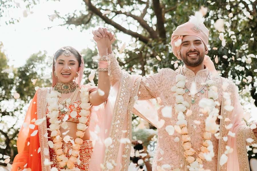 আরমানের ঘনিষ্ঠমহল সূত্রে খবর, ২০১৭ সালে আরমান এবং আশনার প্রথম আলাপ। আলাপ গড়াতেই সম্পর্কে জড়িয়ে পড়েন তাঁরা। দেশ-বিদেশের বিভিন্ন প্রান্তে একসঙ্গে ঘুরতেও যান তাঁরা। ঘুরতে যাওয়ার ছবি সমাজমাধ্যমেও পোস্ট করতে দেখা যেত তাঁদের।