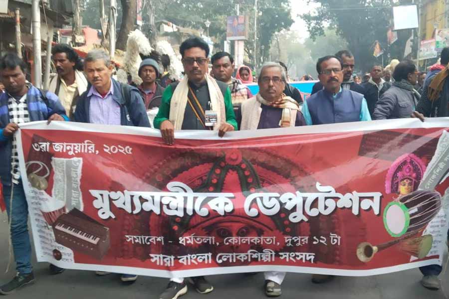 কলকাতার রাস্তায় লোকশিল্পীদের মিছিল।