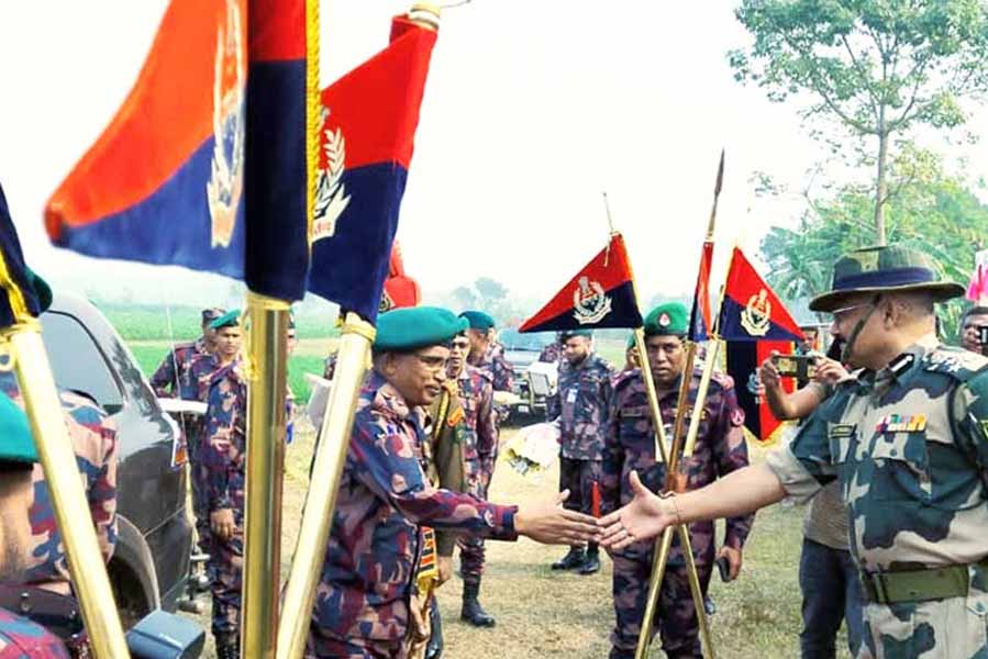 বিএসএফ-বিজিবির (বর্ডার গার্ডস বাংলাদেশ) সমন্বয়ে সীমান্তে দু’দেশের কিছু মানুষ আবেগঘন মুহূর্তের সাক্ষী থাকলেন শুক্রবার।