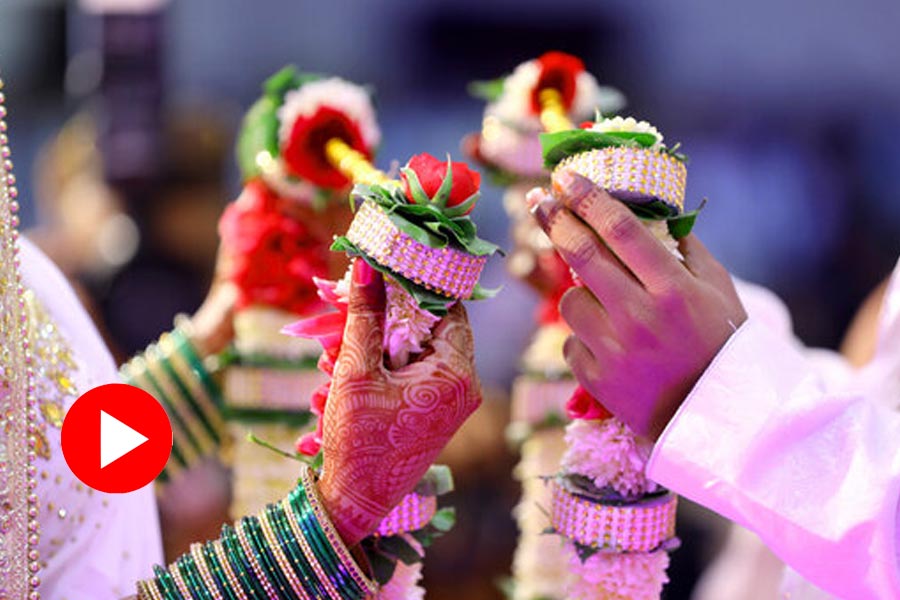 Bride slaps relative after helped her in garlanding, video goes viral