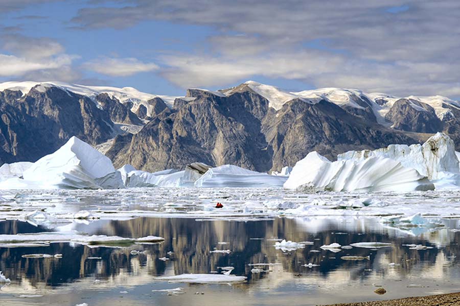 A tragic story of six intuits who had been bought from Greenland to America 