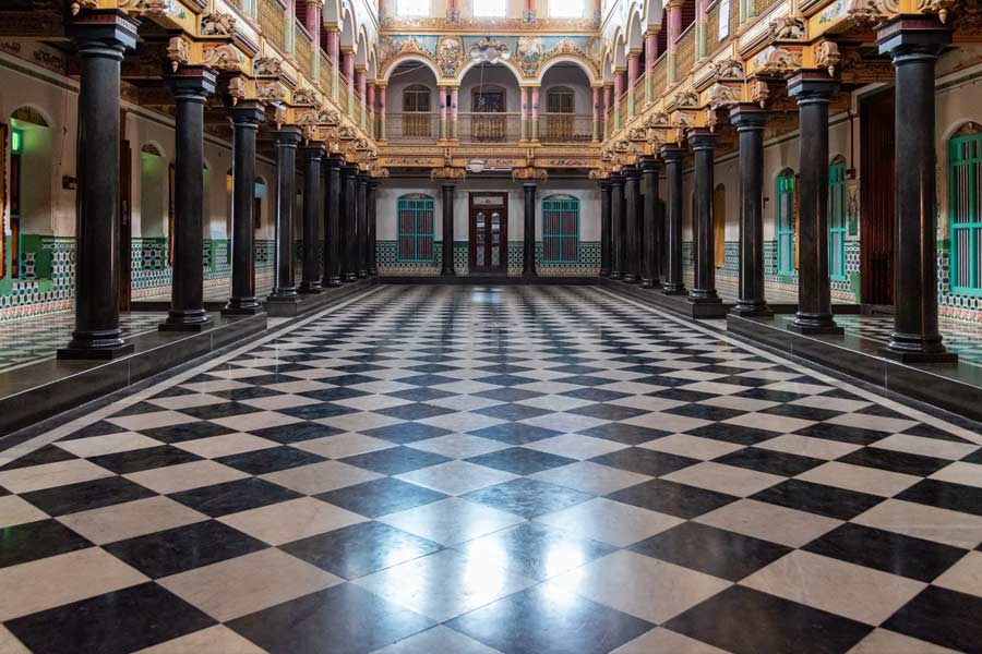 তামিলনাড়ুর চেট্টিনাড প্যালেস ঘুরে নিতে পারেন।