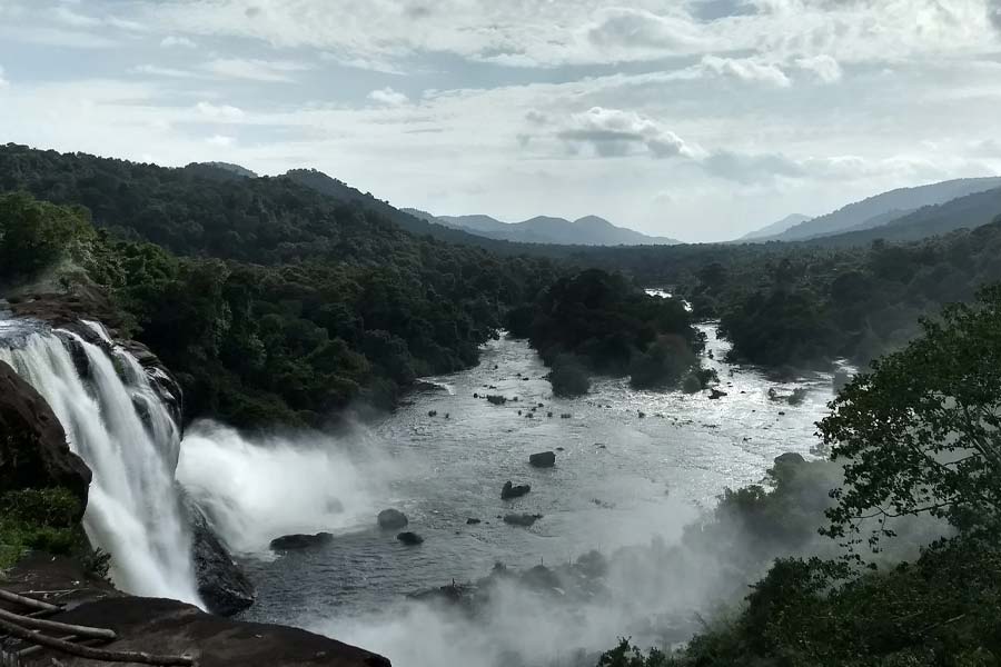 আথিরাপল্লির রূপে বিভোর হতে চাইলে যেতে পারেন চালাকুড়ি।