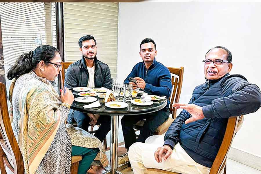 ভোজ: সপরিবার শিবরাজ সিংহ চৌহান