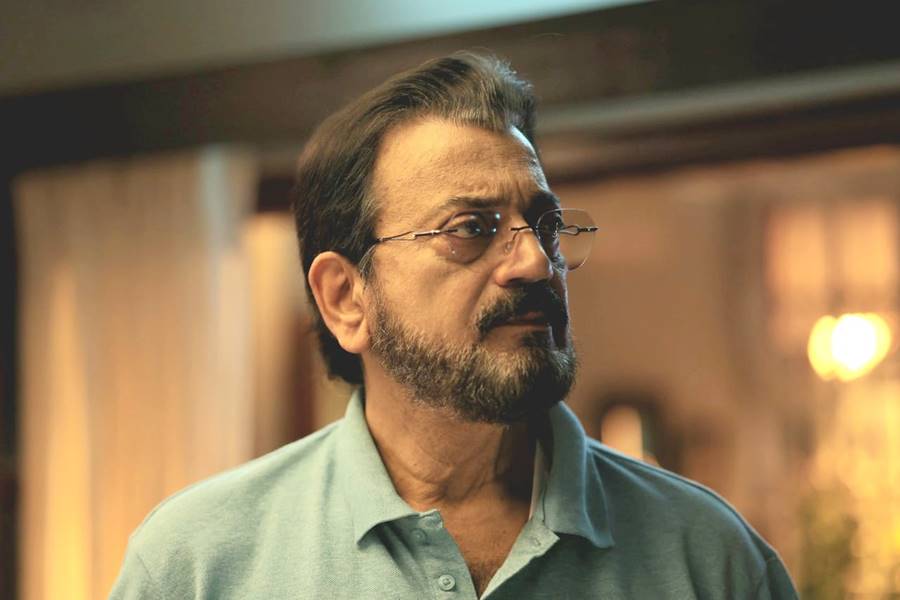 পর্দার বাবা-মেয়ে চিরঞ্জিৎ চক্রবর্তী, রুক্মিণী মৈত্র।