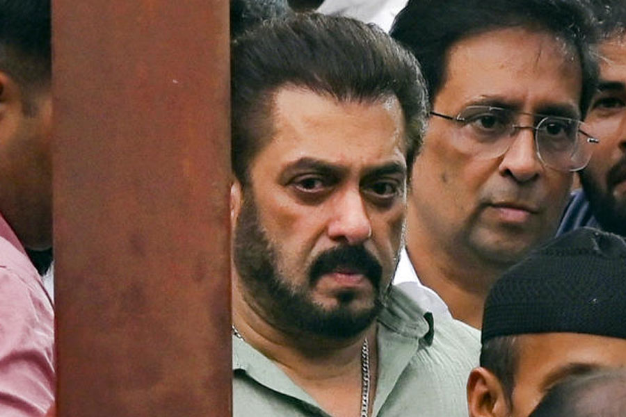 Security in front of Salman Khan’s house tightened suddenly and the video goes viral