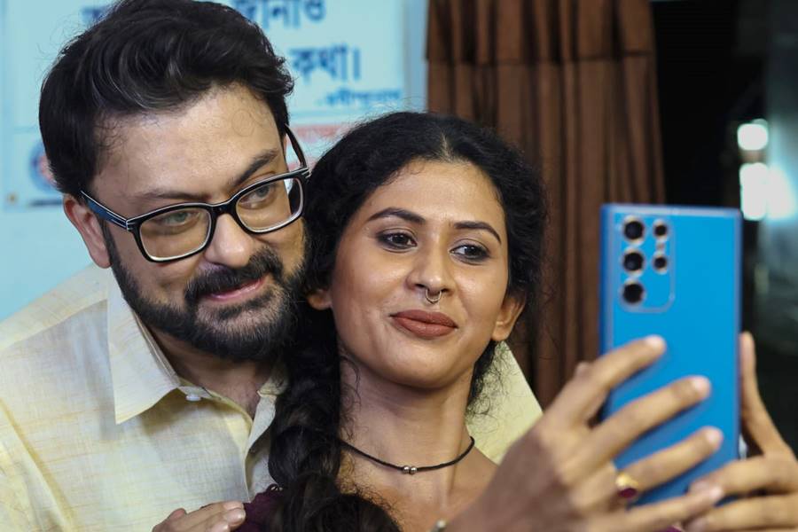 ‘ঝুমুর’ ছবিতে সাহেব চট্টোপাধ্যায়, রাজশ্রী।