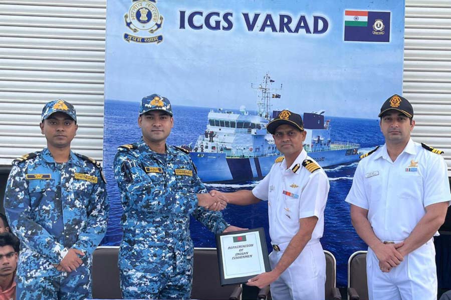মৎস্যজীবীদের হস্তান্তরের আগে দুই দেশের উপকূলরক্ষী বাহিনীর সৌজন্য বিনিময়।