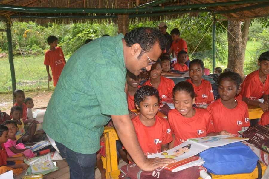 পড়ানোর উদ্যোগ শিক্ষকের।