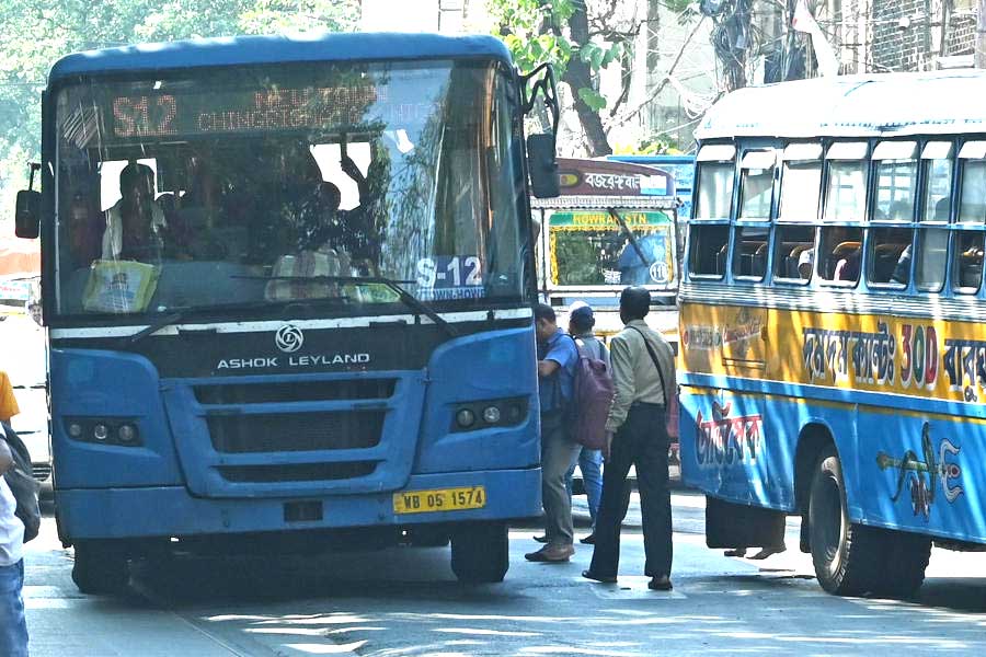 Minister goes out to check situation regarding government buses in Kolkata after Mamata Banerjee expresses disappointment dgtl