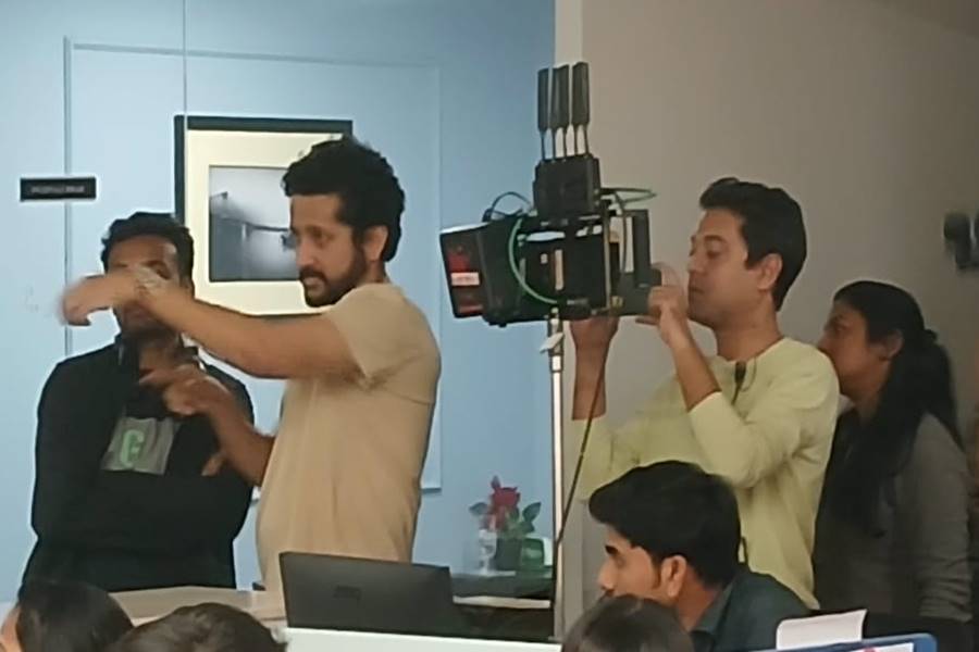 পরিচালক পরমব্রত।