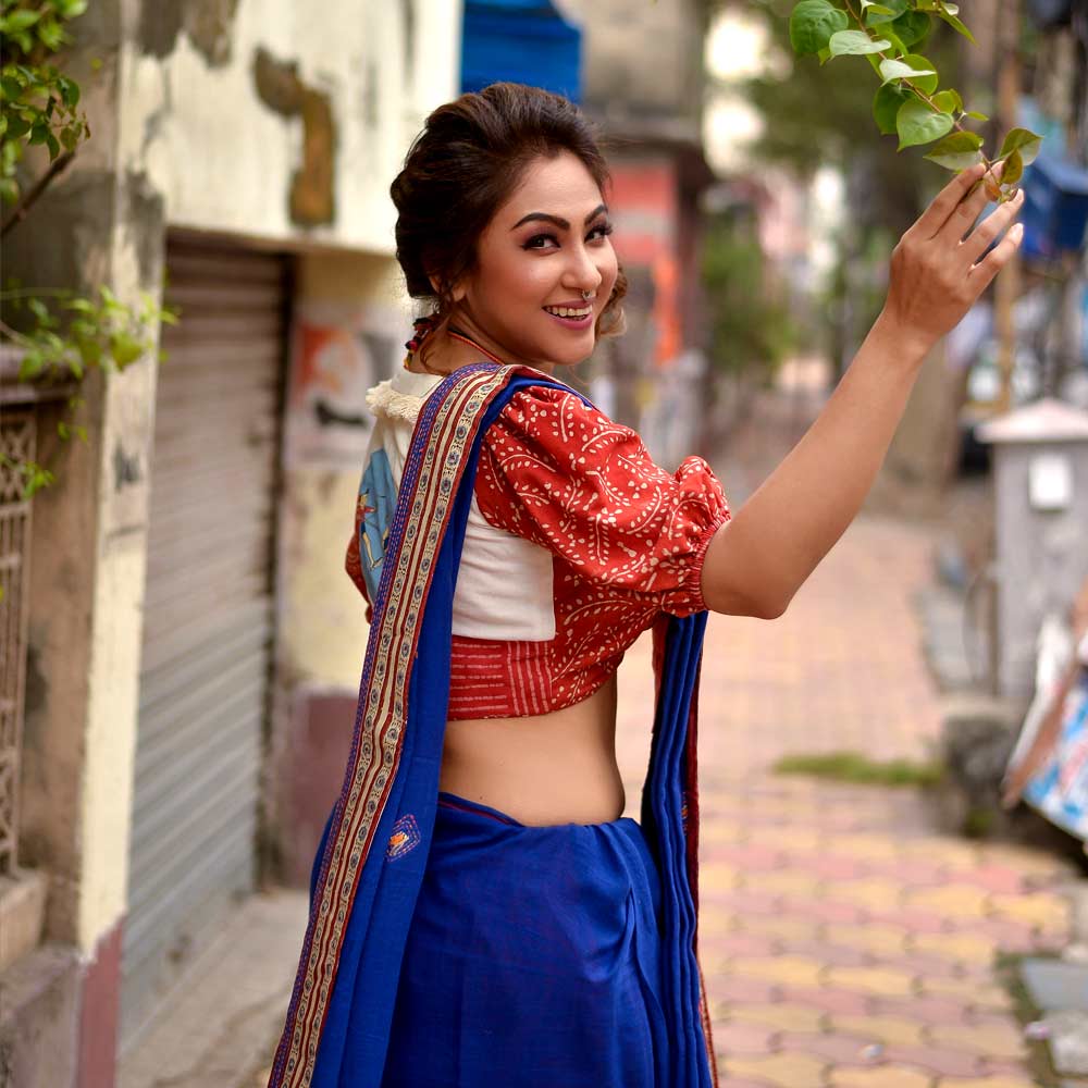 পিঠে নকশা করা, প্রিন্টেড ব্লাউজ়ও সুতি বা হ্যান্ডলুমের শাড়ির সঙ্গে মানায় ভাল। ছবিতে মডেল অভিনেত্রী চান্দ্রেয়ী ঘোষ।