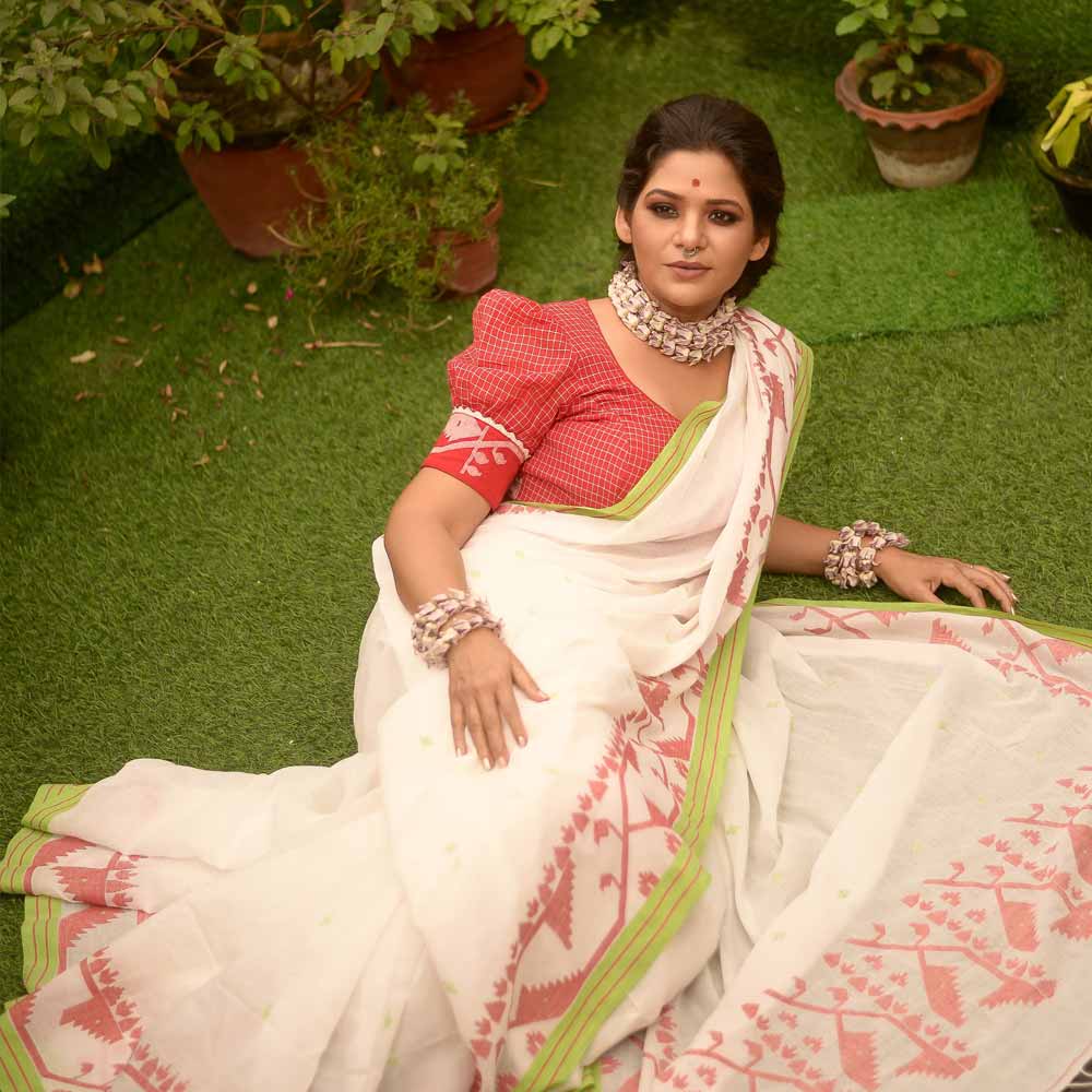 পুরনো ধাঁচের সাবেকি ব্লাউজ়ে অভিনেত্রী সুদীপ্তা চক্রবর্তী।