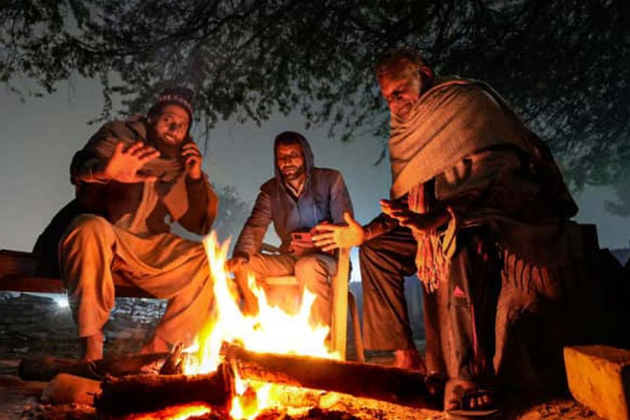 বিদ্যুৎবিচ্ছিন্ন হওয়ায় সমস্যায় পাঁচ হাজার গ্রামবাসী। প্রতিনিধিত্বমূলক ছবি।