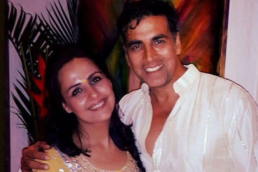 অক্ষয়ের বোন অল্কা ভাটিয়া পেশায় প্রযোজক। ১৯৯৭ সালে বৈভব কপূরকে বিয়ে করেন তিনি। বিয়ের পর কন্যাসন্তান সিমরের জন্ম দেন অল্কা। কিন্তু অল্কা এবং বৈভবের সংসার বেশি দিন স্থায়ী হয়নি। বিবাহবিচ্ছেদ হয়ে যায় দু’জনের।