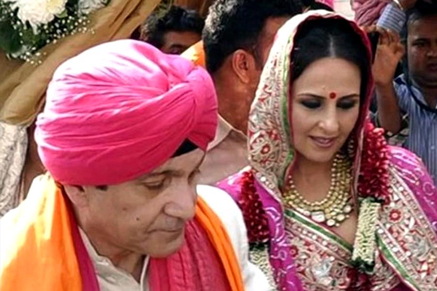 ২০১২ সালে অল্কা আবার বিয়ে করেন। নির্মাণ ব্যবসায়ী সুরেন্দ্র হিরানন্দানীর সঙ্গে সাত পাকে বাঁধা পড়েন অল্কা। সুরেন্দ্র এবং অল্কার সঙ্গে থাকতে শুরু করেন সিমর।