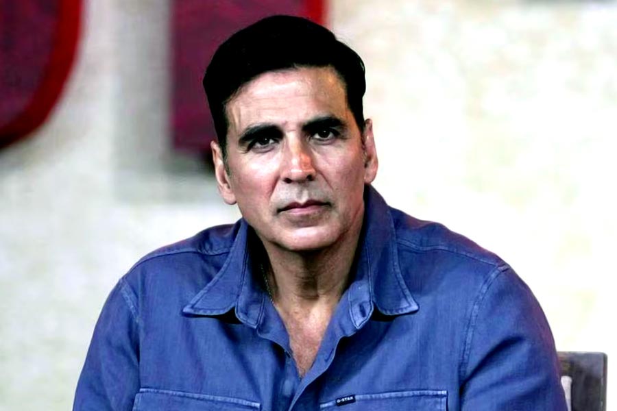 অল্কার চেয়ে সুরেন্দ্র ১৫ বছরের বড়। কানাঘুষো শোনা যায়, সুরেন্দ্রকে ভগিনীপতি হিসাবে মেনে নিতে পারেননি অক্ষয়। তবে সময়ের সঙ্গে সঙ্গে নাকি তাঁদের সম্পর্ক ভাল হয়ে যায়।