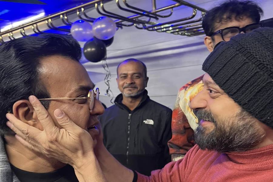 ‘বার্থডে বয়’ রুদ্রনীলকে আদর শিবপ্রসাদ মুখোপাধ্যায়ের।
