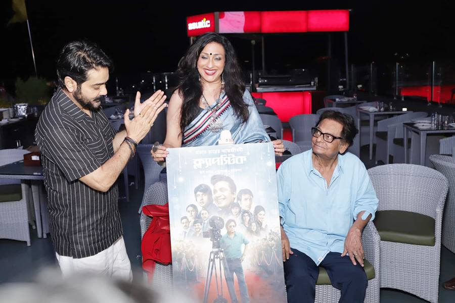 প্রসেনজিৎ চট্টোপাধ্যায়, ঋতুপর্ণা সেনগুপ্ত, প্রভাত রায়।