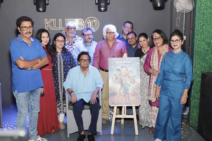 টলিউড প্রভাত রায়ের পাশে।