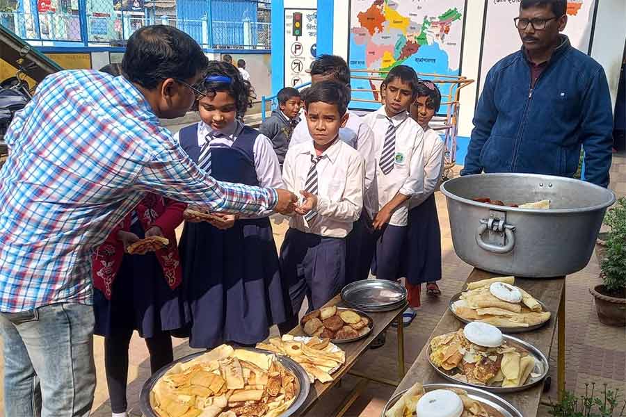 বর্ধমানের স্কুলে পিঠে খেতে লাইন।