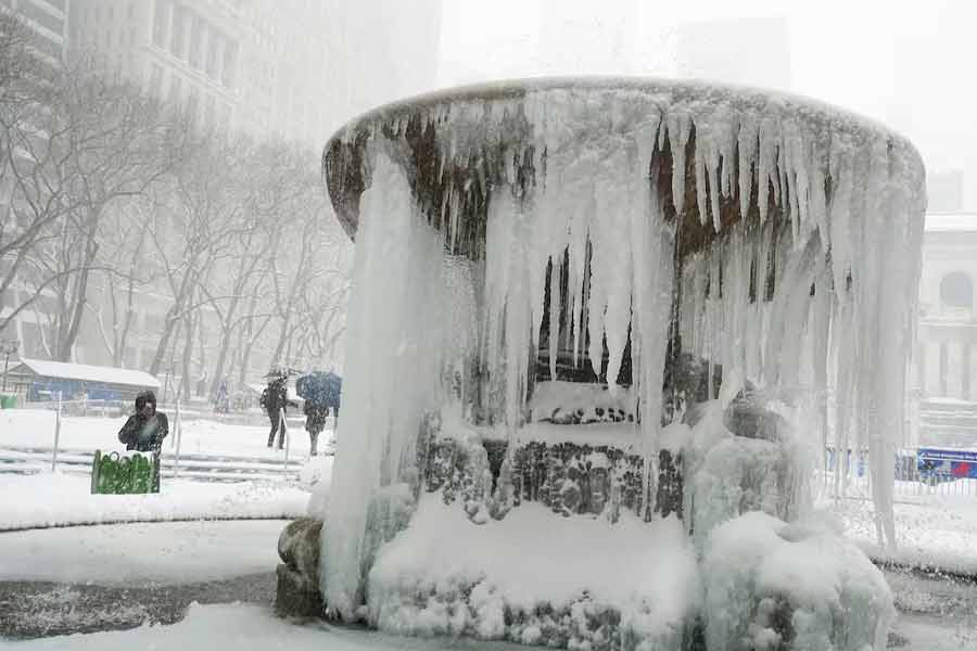 Massive winter snow storm hits in US, few states declare emergency 
