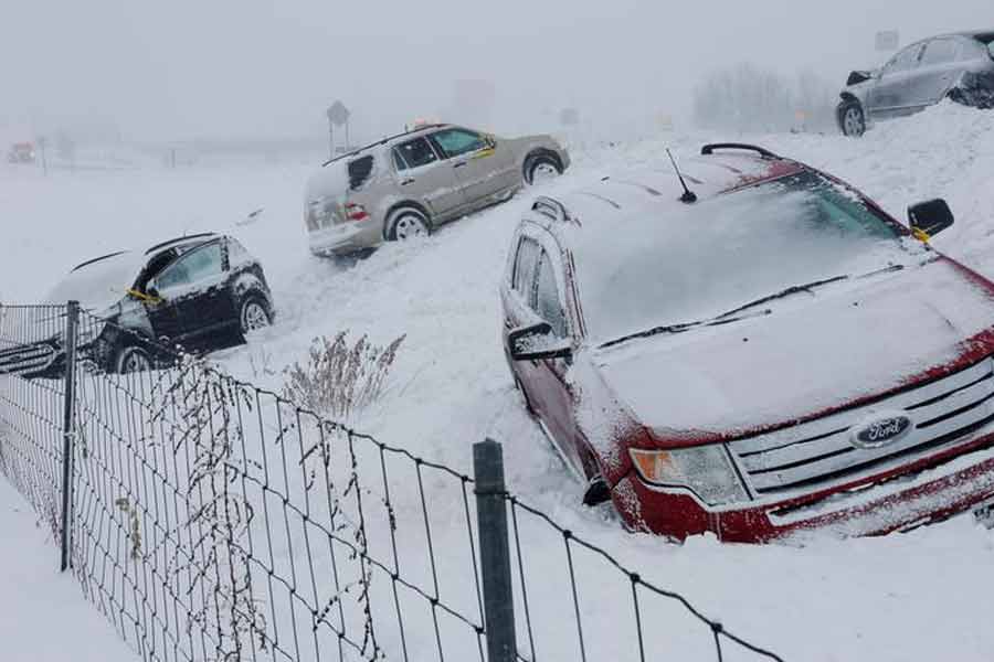 Massive winter snow storm hits in US, few states declare emergency 