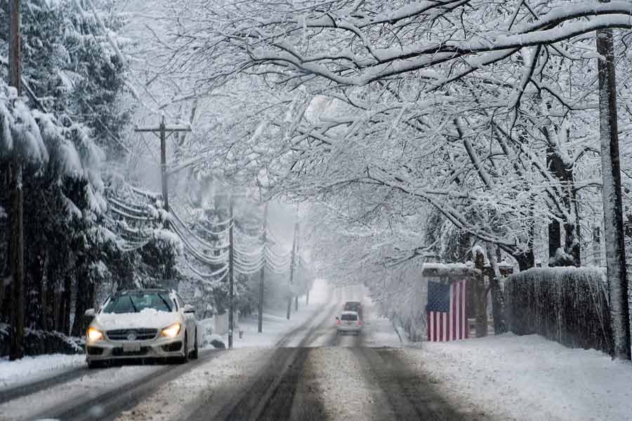 Massive winter snow storm hits in US, few states declare emergency 